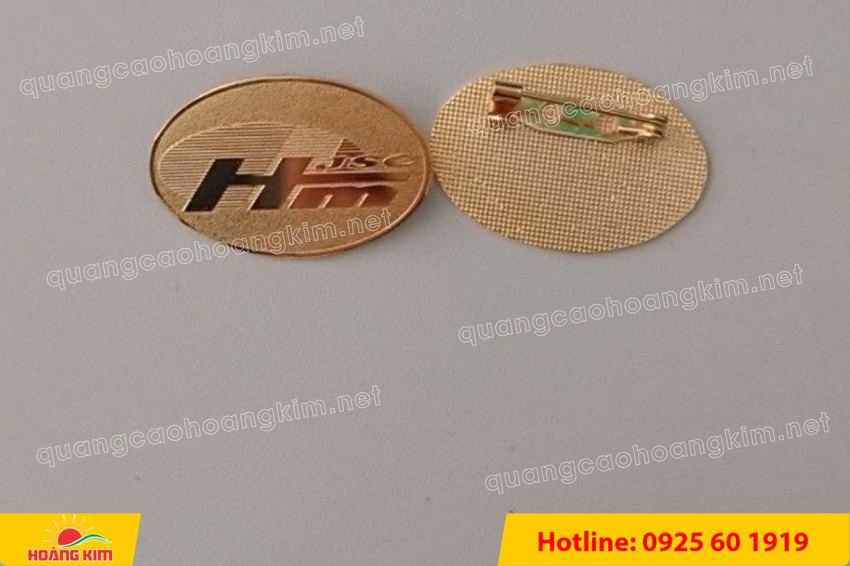 huy hieu vang dong nen an mon cat san 26 - HUY HIỆU V&Agrave;NG ĐỒNG ĂN M&Ograve;N NỀN SẦN C&Aacute;T CAO CẤP