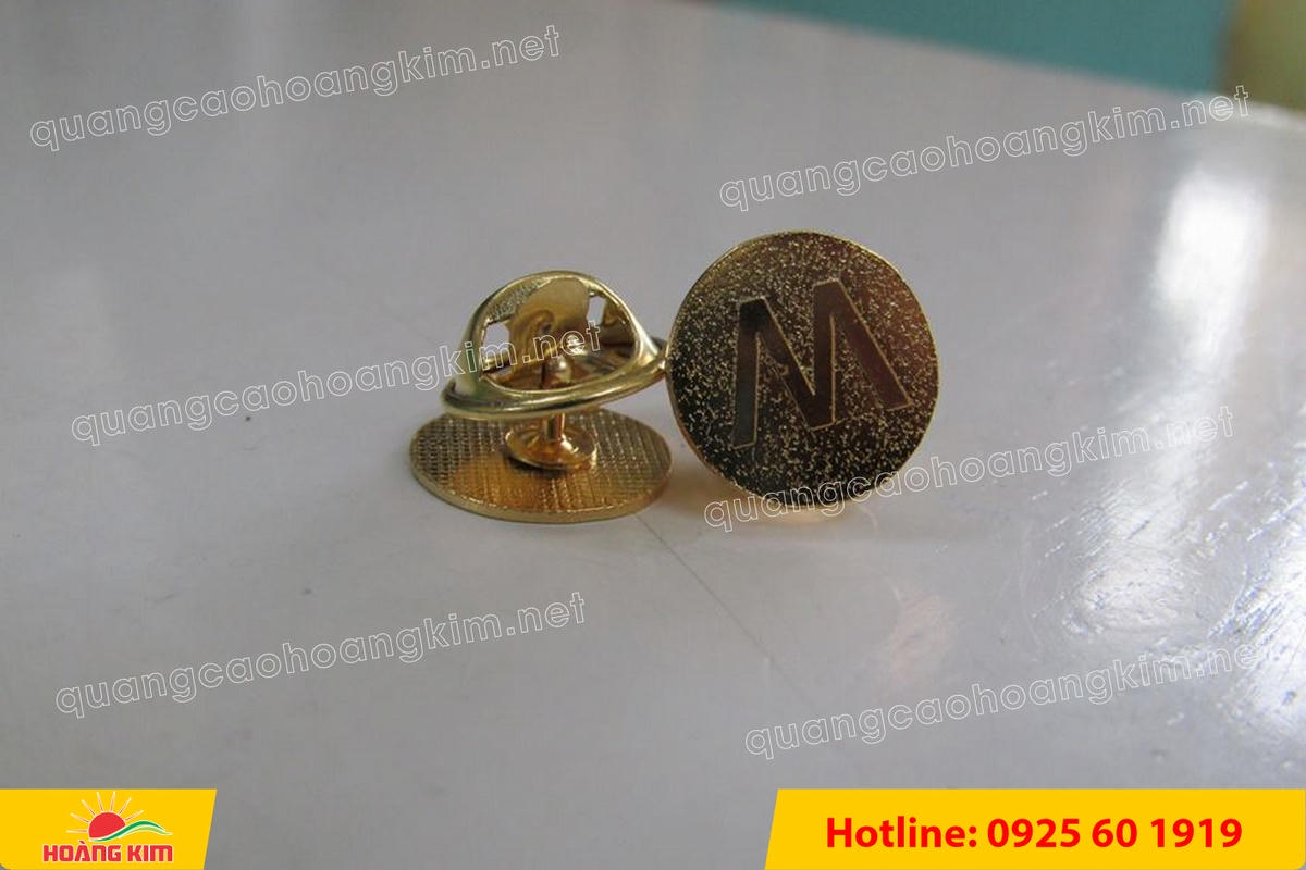 huy hieu vang dong nen an mon cat san 32 - HUY HIỆU V&Agrave;NG ĐỒNG ĂN M&Ograve;N NỀN SẦN C&Aacute;T CAO CẤP