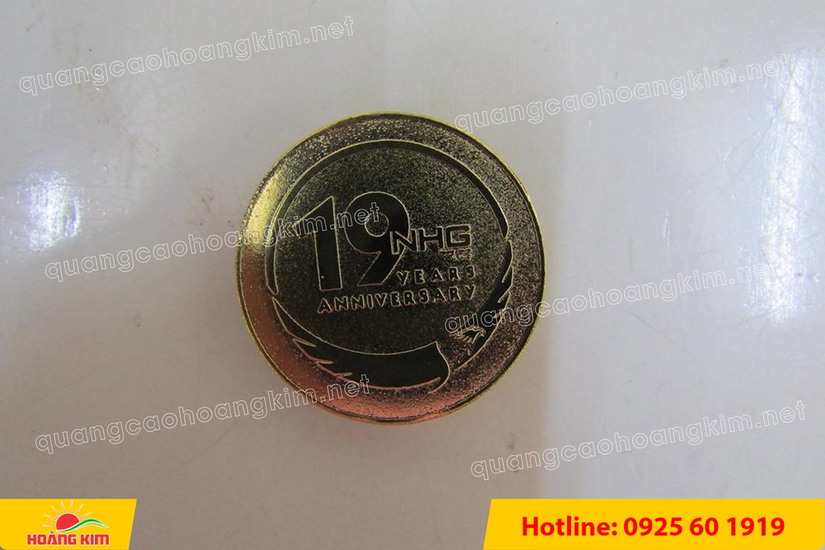 huy hieu vang dong nen an mon cat san 33 - HUY HIỆU V&Agrave;NG ĐỒNG ĂN M&Ograve;N NỀN SẦN C&Aacute;T CAO CẤP