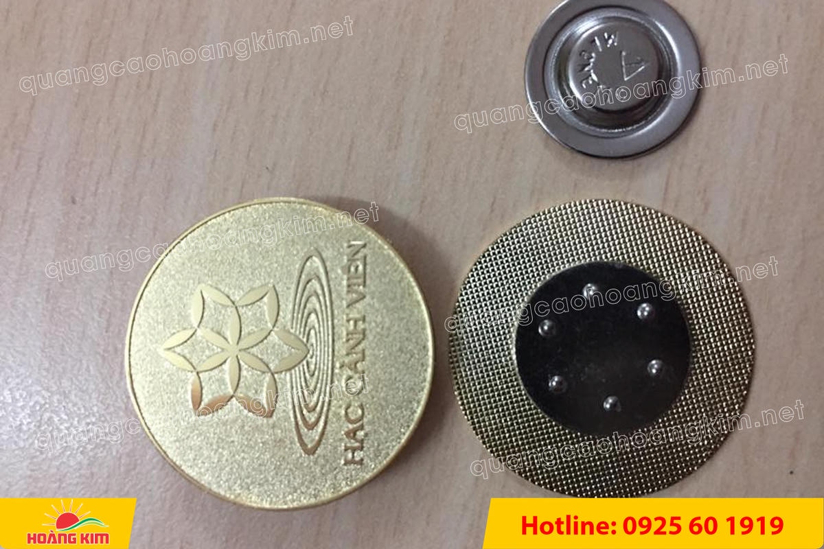 huy hieu vang dong nen an mon cat san 39 - HUY HIỆU V&Agrave;NG ĐỒNG ĂN M&Ograve;N NỀN SẦN C&Aacute;T CAO CẤP