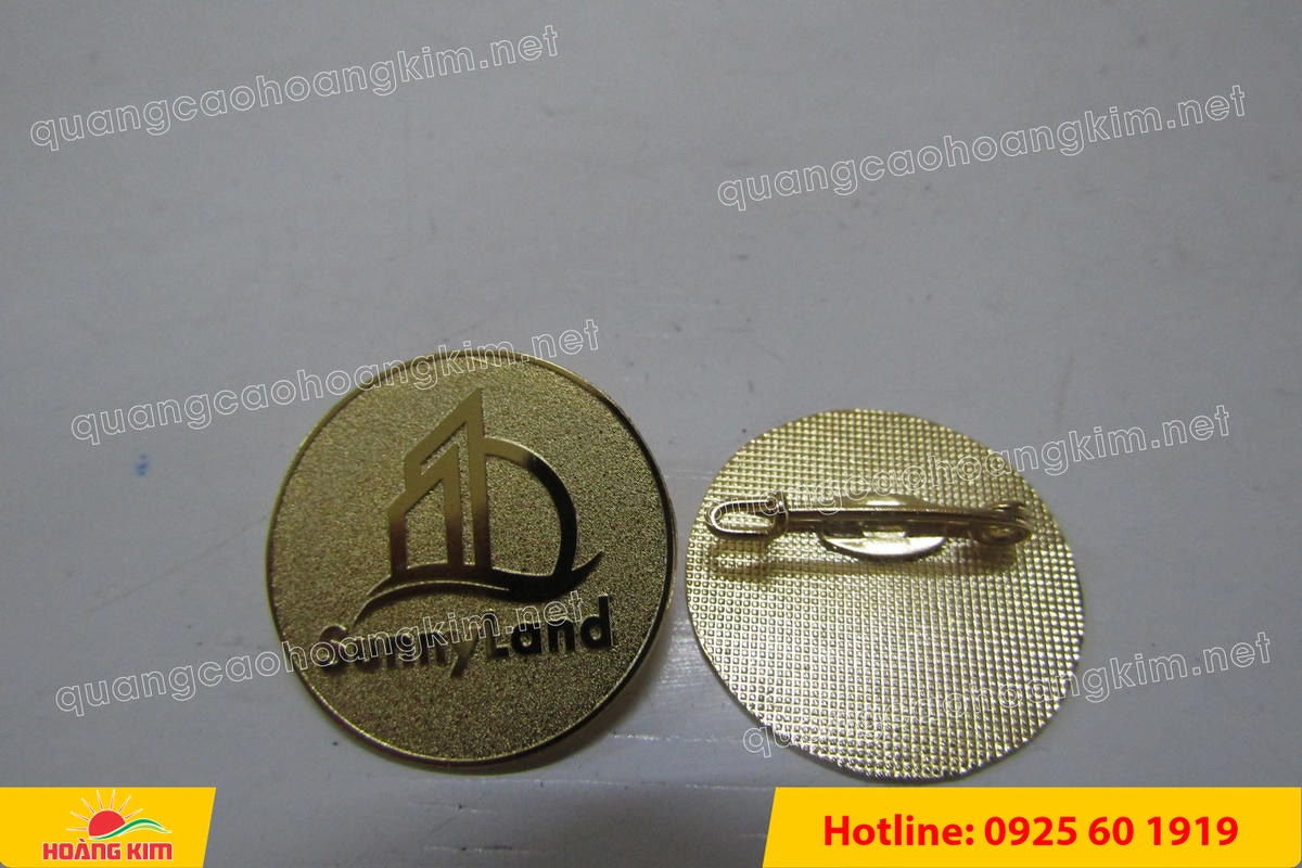 huy hieu vang dong nen an mon cat san 42 - HUY HIỆU V&Agrave;NG ĐỒNG ĂN M&Ograve;N NỀN SẦN C&Aacute;T CAO CẤP