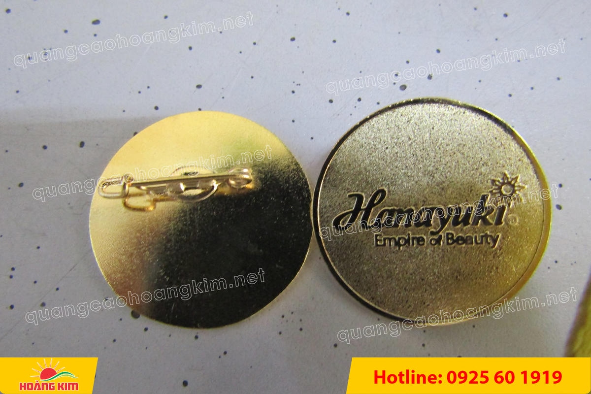 huy hieu vang dong nen an mon cat san 44 - HUY HIỆU V&Agrave;NG ĐỒNG ĂN M&Ograve;N NỀN SẦN C&Aacute;T CAO CẤP