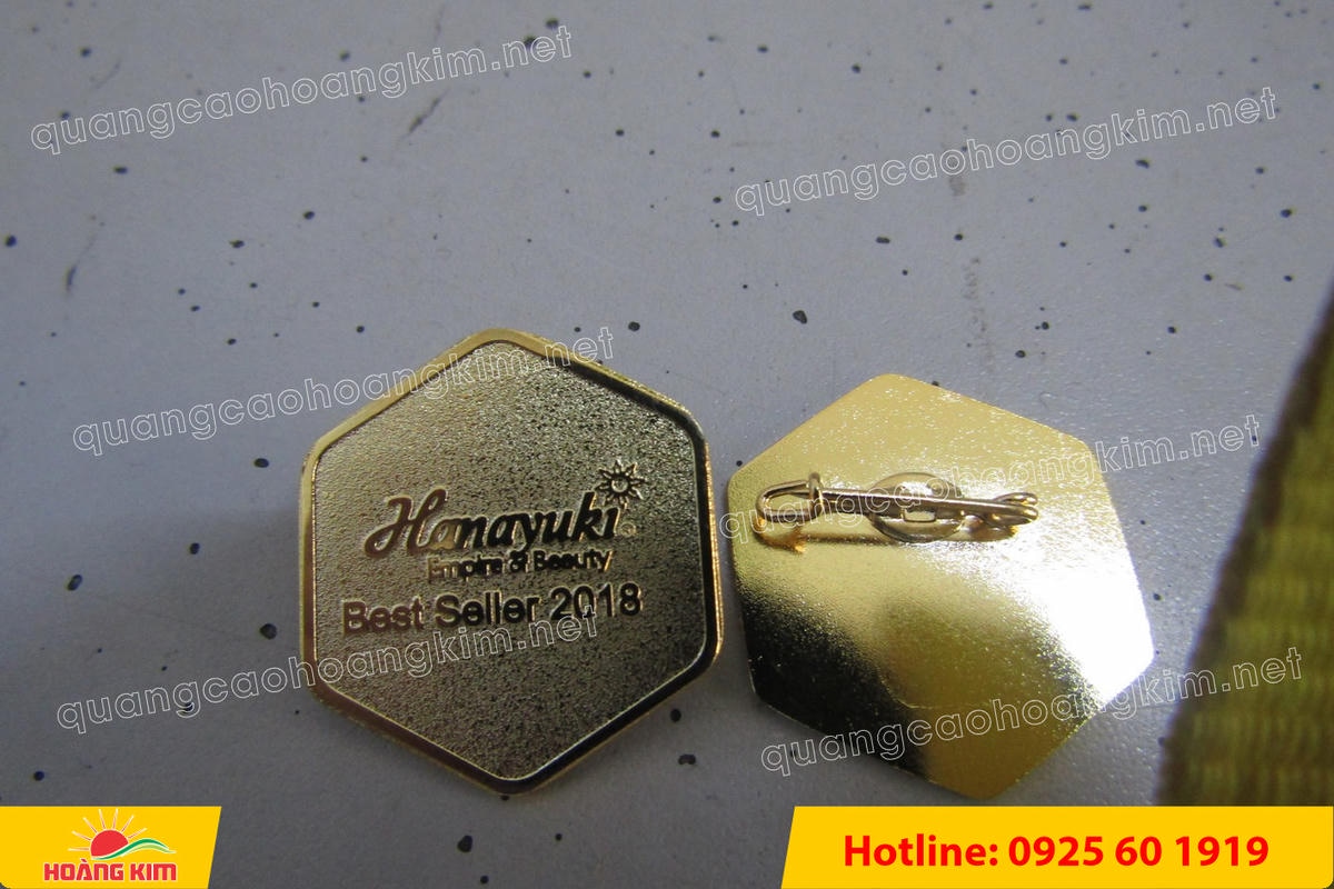 huy hieu vang dong nen an mon cat san 45 - HUY HIỆU V&Agrave;NG ĐỒNG ĂN M&Ograve;N NỀN SẦN C&Aacute;T CAO CẤP