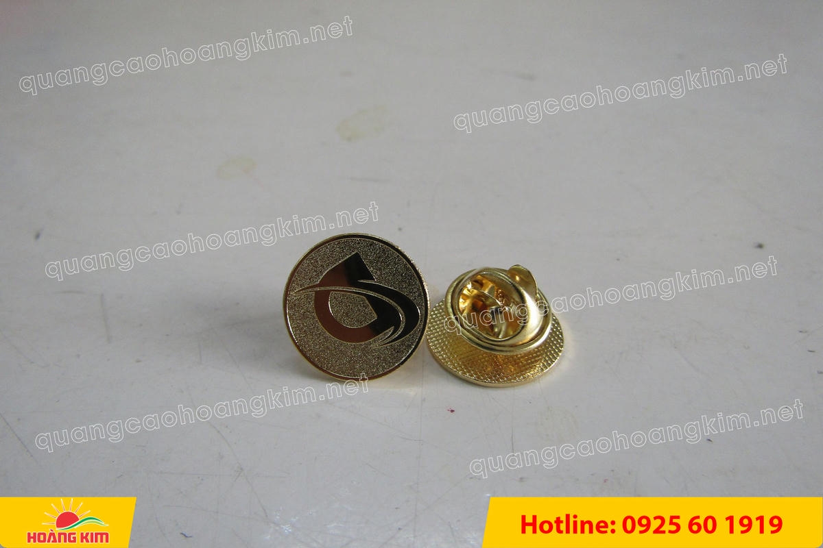 huy hieu vang dong nen an mon cat san 48 - HUY HIỆU V&Agrave;NG ĐỒNG ĂN M&Ograve;N NỀN SẦN C&Aacute;T CAO CẤP