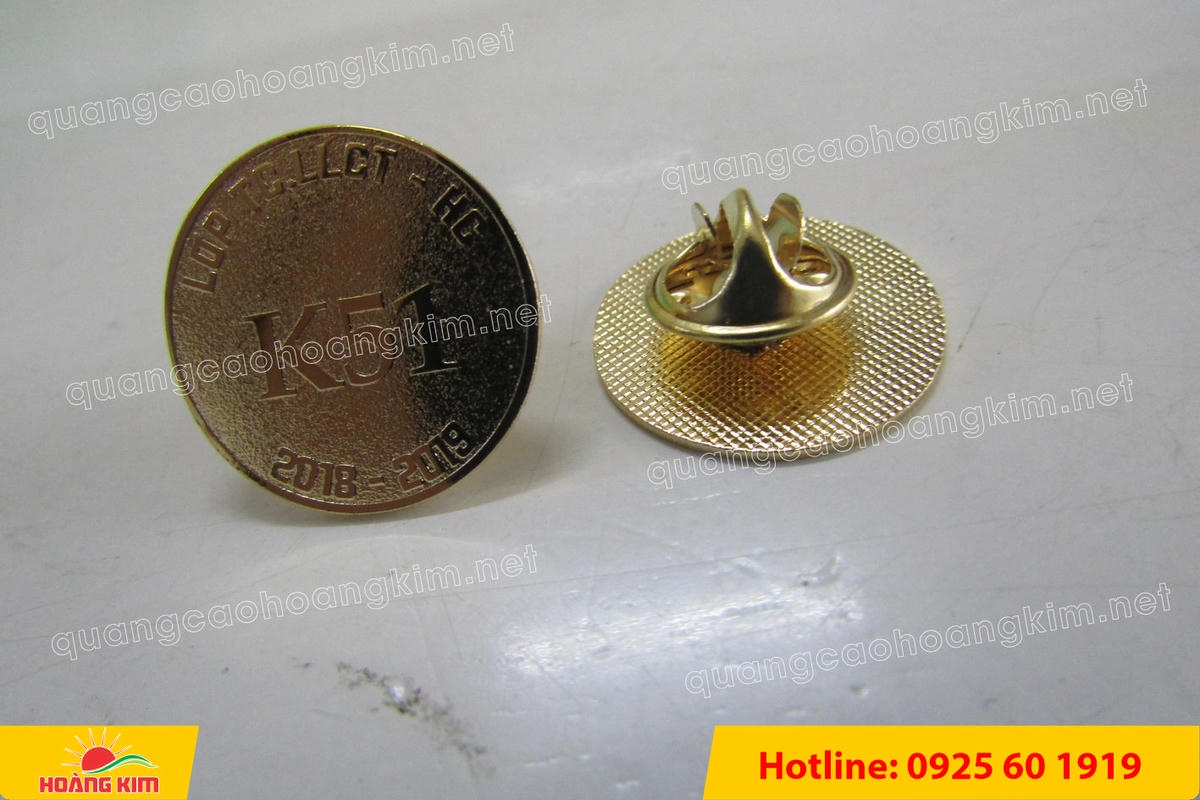 huy hieu vang dong nen an mon cat san 49 - HUY HIỆU V&Agrave;NG ĐỒNG ĂN M&Ograve;N NỀN SẦN C&Aacute;T CAO CẤP