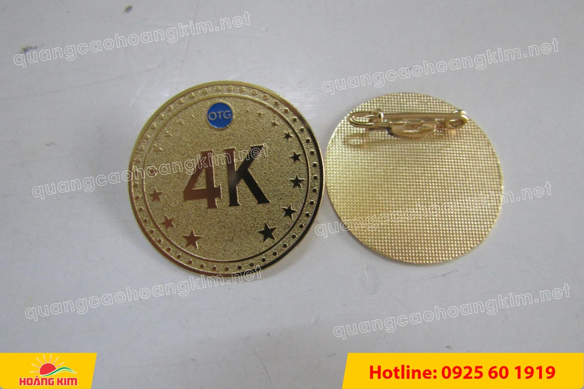huy hieu vang dong nen an mon cat san 50 - HUY HIỆU V&Agrave;NG ĐỒNG ĂN M&Ograve;N NỀN SẦN C&Aacute;T CAO CẤP