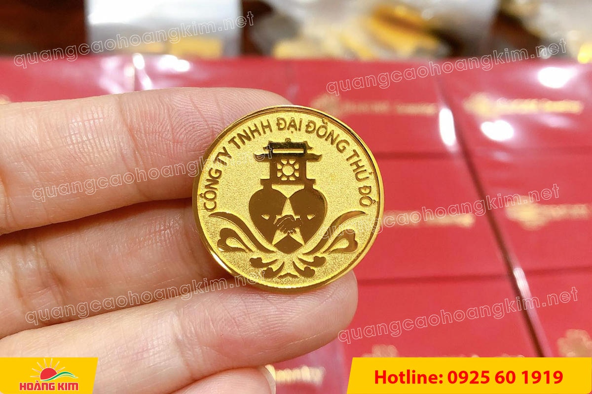 huy hieu vang dong nen an mon cat san 79 - HUY HIỆU V&Agrave;NG ĐỒNG ĂN M&Ograve;N NỀN SẦN C&Aacute;T CAO CẤP