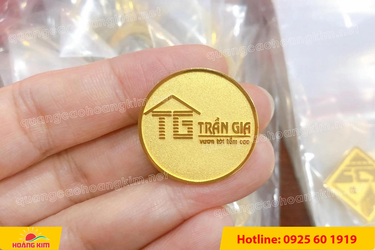 huy hieu vang dong nen an mon cat san 81 - HUY HIỆU V&Agrave;NG ĐỒNG ĂN M&Ograve;N NỀN SẦN C&Aacute;T CAO CẤP