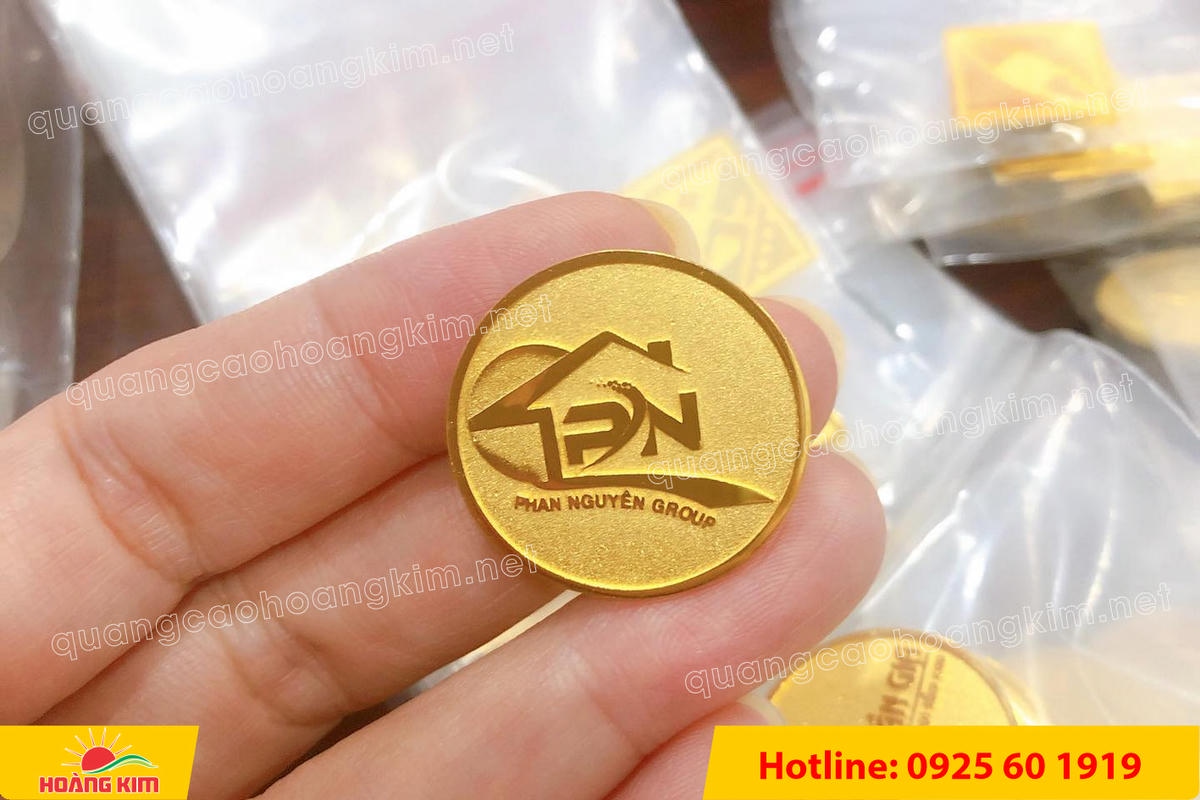 huy hieu vang dong nen an mon cat san 82 - HUY HIỆU V&Agrave;NG ĐỒNG ĂN M&Ograve;N NỀN SẦN C&Aacute;T CAO CẤP