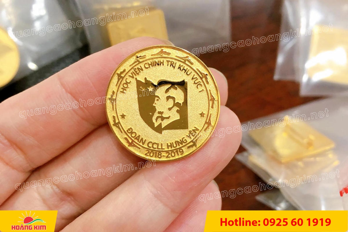 huy hieu vang dong nen an mon cat san 85 - HUY HIỆU V&Agrave;NG ĐỒNG ĂN M&Ograve;N NỀN SẦN C&Aacute;T CAO CẤP