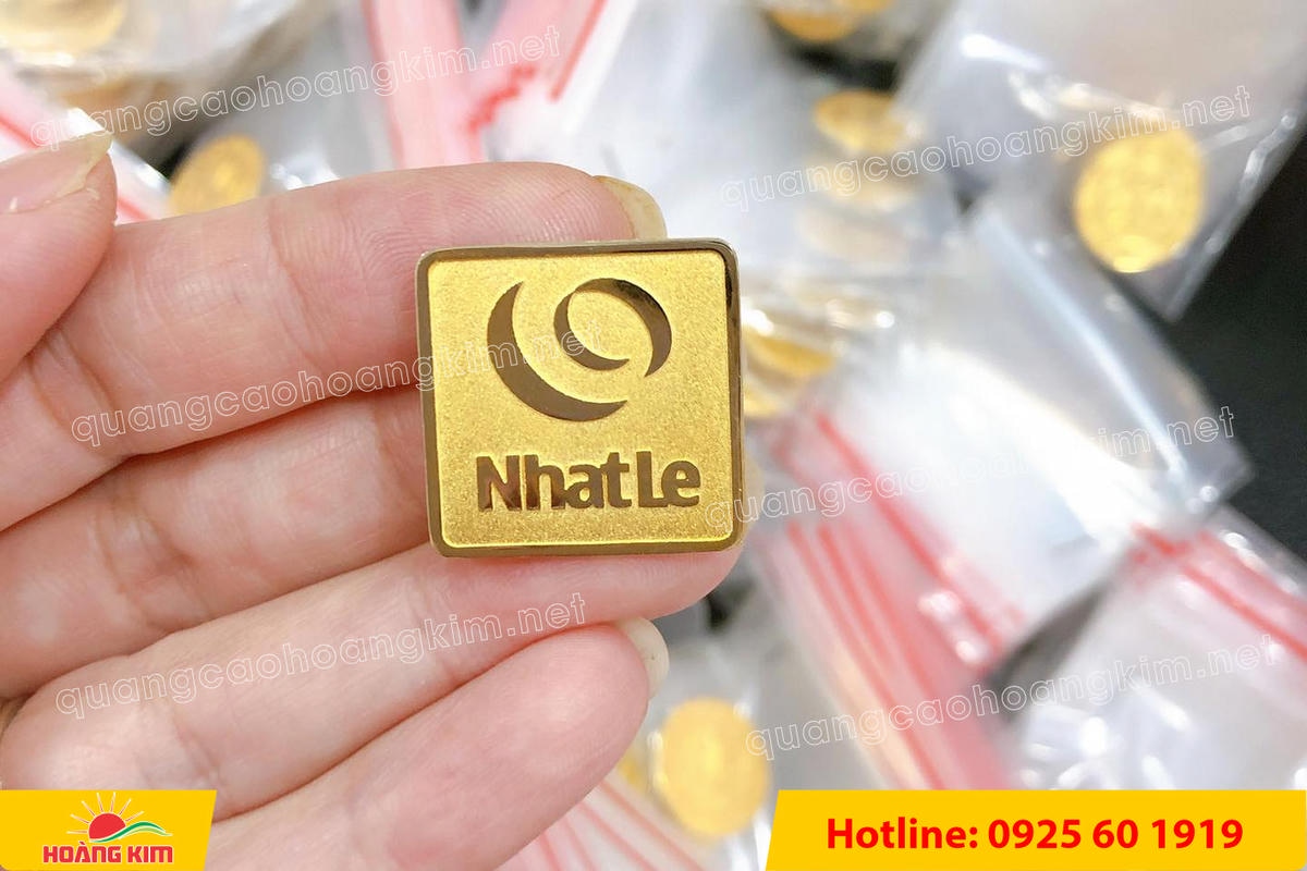 huy hieu vang dong nen an mon cat san 93 - HUY HIỆU V&Agrave;NG ĐỒNG ĂN M&Ograve;N NỀN SẦN C&Aacute;T CAO CẤP