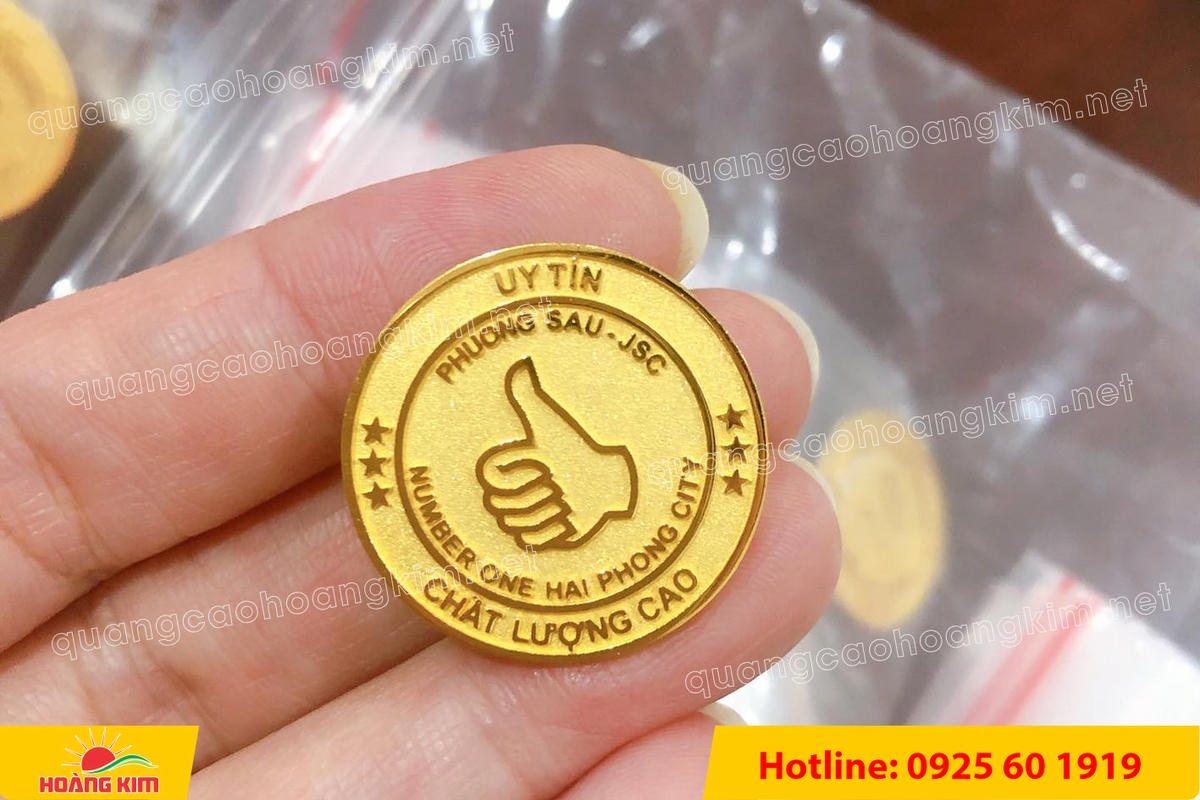 huy hieu vang dong nen an mon cat san 94 - HUY HIỆU V&Agrave;NG ĐỒNG ĂN M&Ograve;N NỀN SẦN C&Aacute;T CAO CẤP