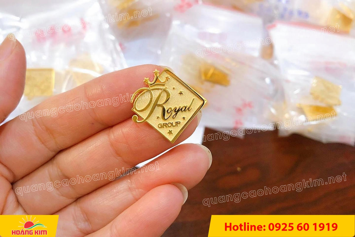 huy hieu vang dong nen an mon cat san 95 - HUY HIỆU V&Agrave;NG ĐỒNG ĂN M&Ograve;N NỀN SẦN C&Aacute;T CAO CẤP