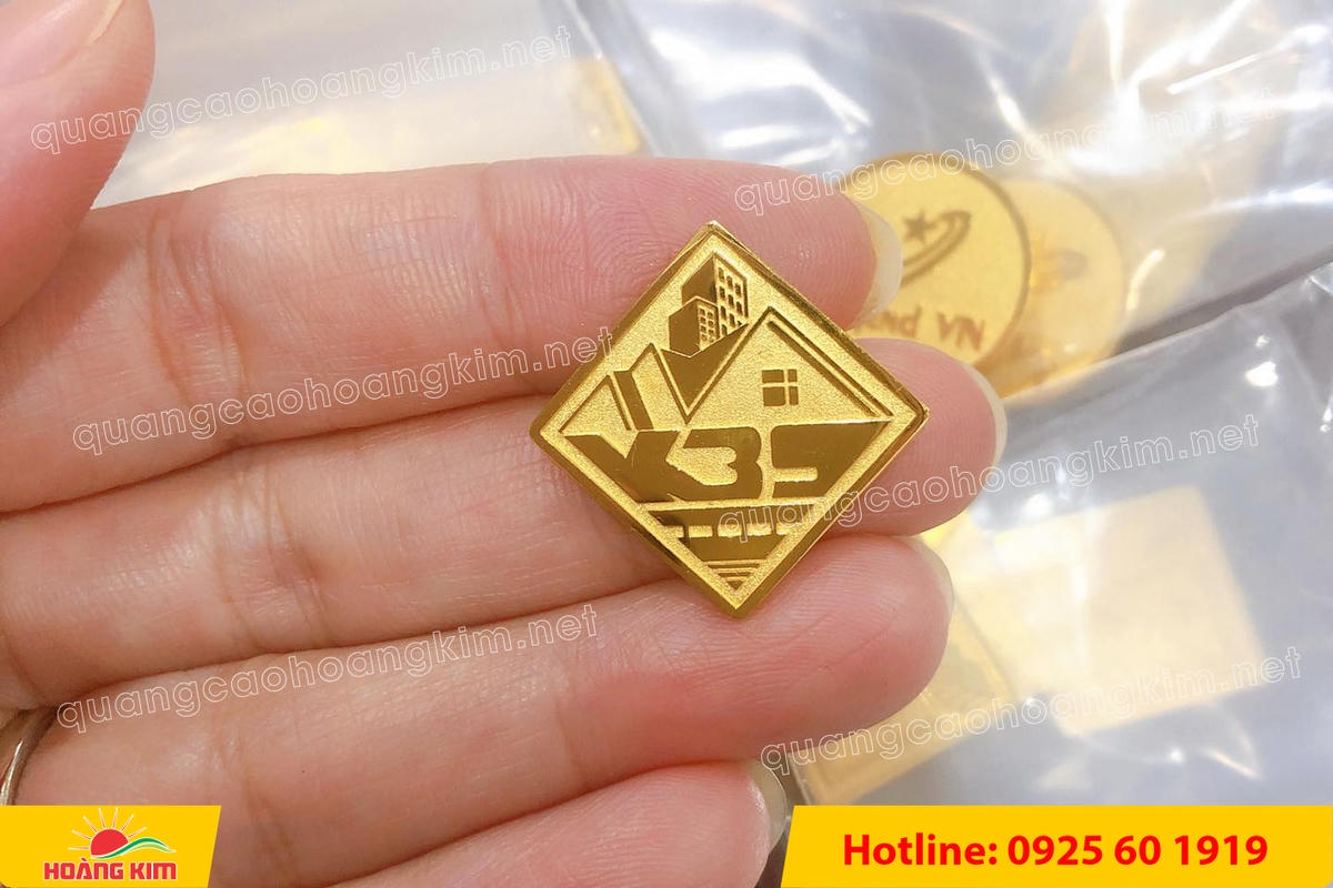 huy hieu vang dong nen an mon cat san 96 - HUY HIỆU V&Agrave;NG ĐỒNG ĂN M&Ograve;N NỀN SẦN C&Aacute;T CAO CẤP