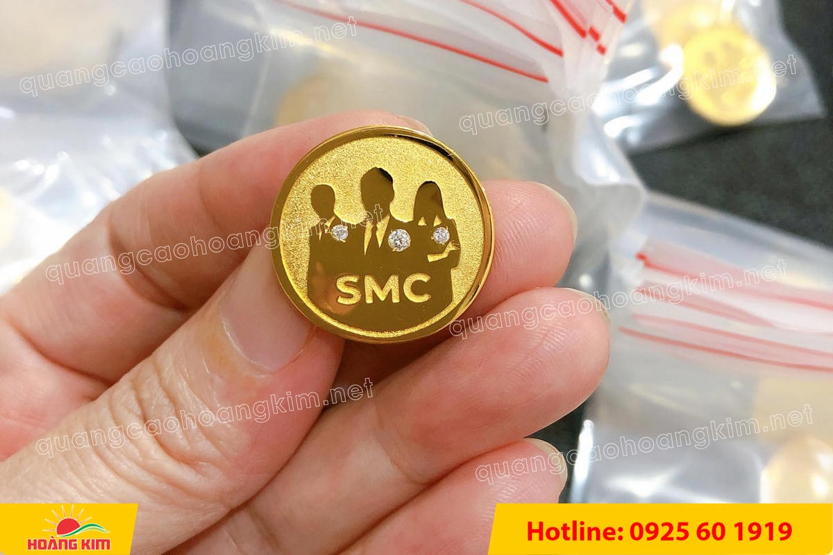 huy hieu vang dong nen an mon cat san 97 - HUY HIỆU V&Agrave;NG ĐỒNG ĂN M&Ograve;N NỀN SẦN C&Aacute;T CAO CẤP