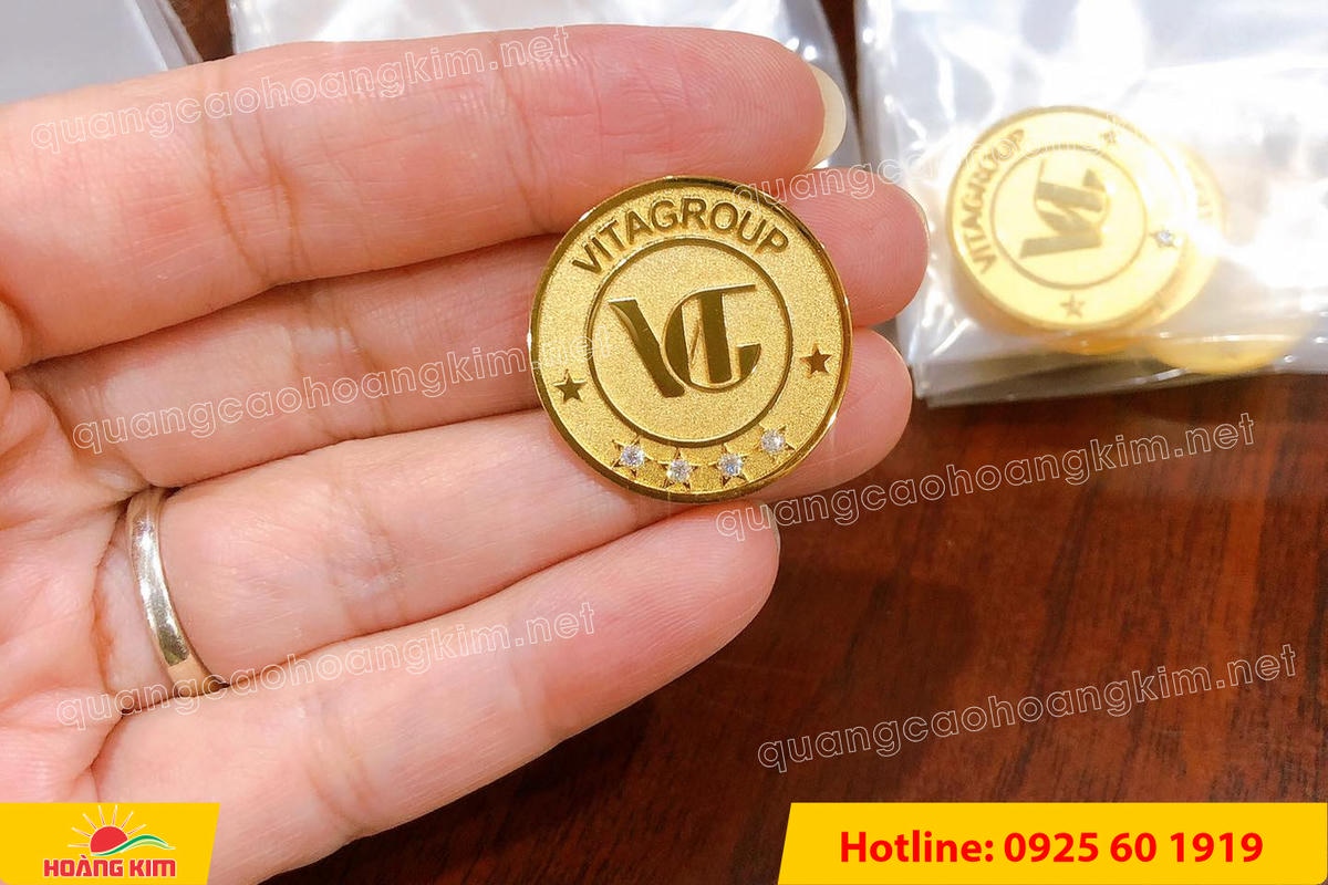 huy hieu vang dong nen an mon cat san 98 - HUY HIỆU V&Agrave;NG ĐỒNG ĂN M&Ograve;N NỀN SẦN C&Aacute;T CAO CẤP