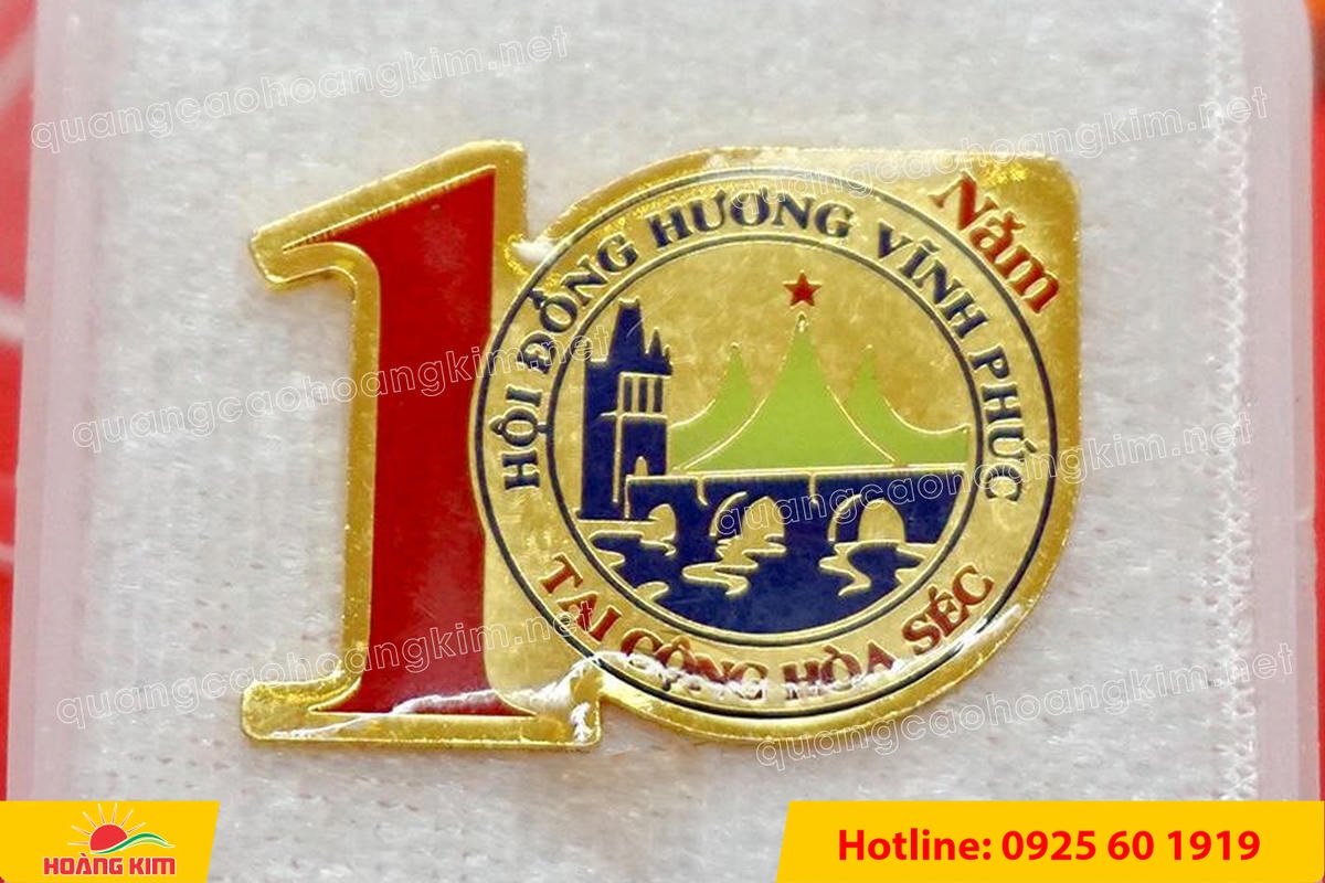 lam logo huy hieu cai ao cat be theo hinh co ma vang 24k 103 - L&Agrave;M LOGO, HUY HIỆU C&Agrave;I &Aacute;O ĐỒNG ĂN M&Ograve;N CẮT BẾ THEO H&Igrave;NH C&Oacute; MẠ V&Agrave;NG 24K SANG TRỌNG
