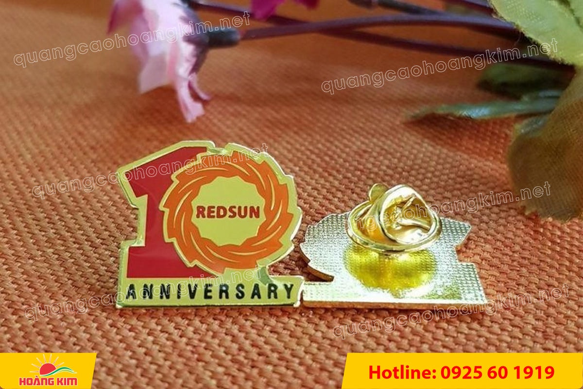 lam logo huy hieu cai ao cat be theo hinh co ma vang 24k 120 - L&Agrave;M LOGO, HUY HIỆU C&Agrave;I &Aacute;O ĐỒNG ĂN M&Ograve;N CẮT BẾ THEO H&Igrave;NH C&Oacute; MẠ V&Agrave;NG 24K SANG TRỌNG