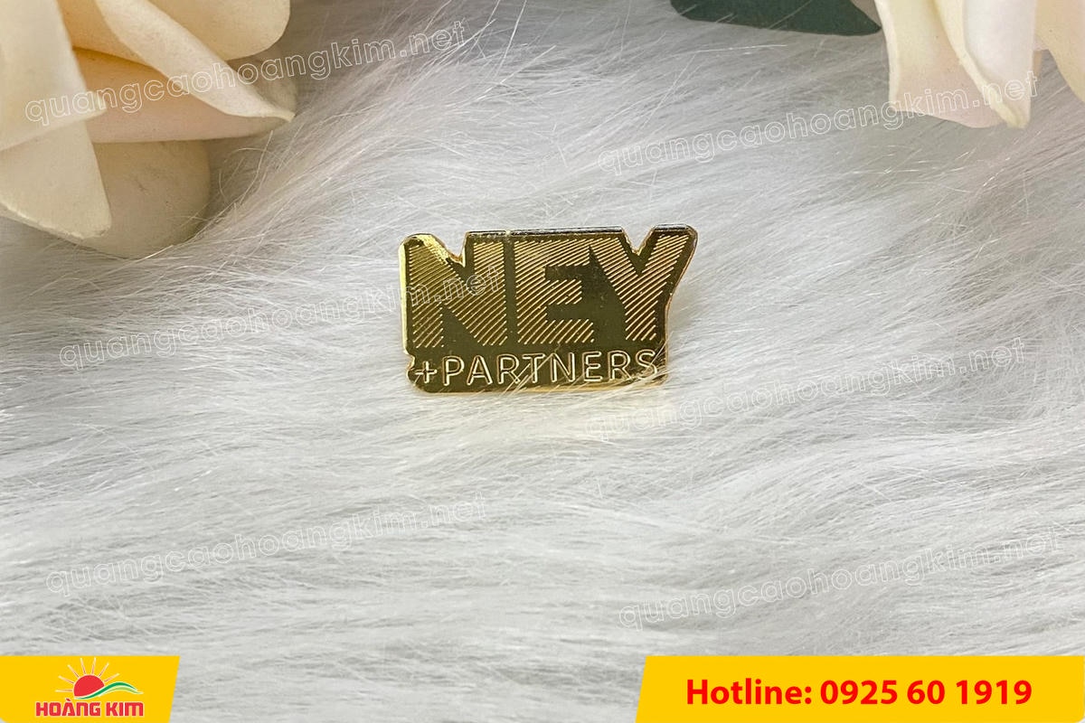 lam logo huy hieu cai ao cat be theo hinh co ma vang 24k 129 - L&Agrave;M LOGO, HUY HIỆU C&Agrave;I &Aacute;O ĐỒNG ĂN M&Ograve;N CẮT BẾ THEO H&Igrave;NH C&Oacute; MẠ V&Agrave;NG 24K SANG TRỌNG