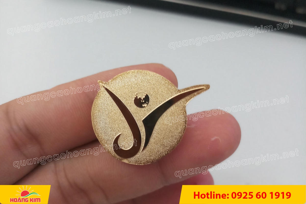 lam logo huy hieu cai ao cat be theo hinh co ma vang 24k 16 1 - L&Agrave;M LOGO, HUY HIỆU C&Agrave;I &Aacute;O ĐỒNG ĂN M&Ograve;N CẮT BẾ THEO H&Igrave;NH C&Oacute; MẠ V&Agrave;NG 24K SANG TRỌNG