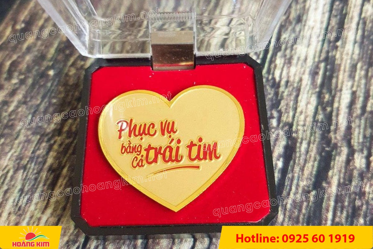 lam logo huy hieu cai ao cat be theo hinh co ma vang 24k 22 1 - L&Agrave;M LOGO, HUY HIỆU C&Agrave;I &Aacute;O ĐỒNG ĂN M&Ograve;N CẮT BẾ THEO H&Igrave;NH C&Oacute; MẠ V&Agrave;NG 24K SANG TRỌNG