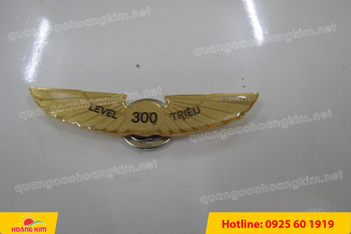 lam logo huy hieu cai ao cat be theo hinh co ma vang 24k 8 1 - L&Agrave;M LOGO, HUY HIỆU C&Agrave;I &Aacute;O ĐỒNG ĂN M&Ograve;N CẮT BẾ THEO H&Igrave;NH C&Oacute; MẠ V&Agrave;NG 24K SANG TRỌNG