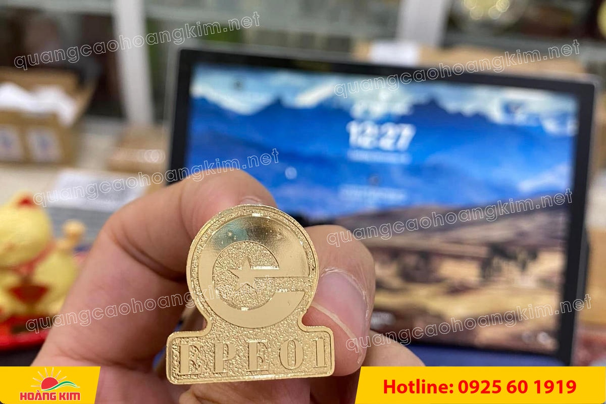 lam logo huy hieu cai ao cat be theo hinh co ma vang 24k 80 - L&Agrave;M LOGO, HUY HIỆU C&Agrave;I &Aacute;O ĐỒNG ĂN M&Ograve;N CẮT BẾ THEO H&Igrave;NH C&Oacute; MẠ V&Agrave;NG 24K SANG TRỌNG