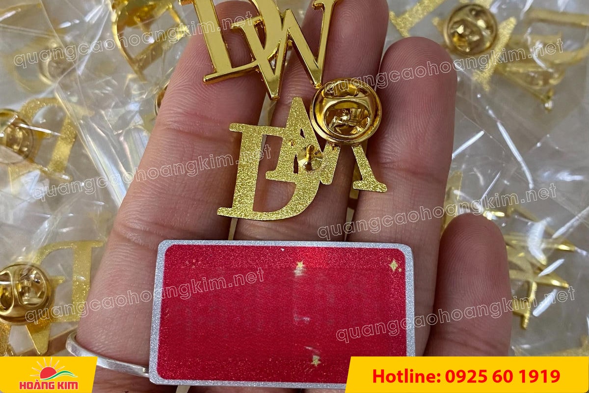 huy hieu duc ma vang 24k cat be theo hinh logo 158 - HUY HIỆU Đ&Uacute;C MẠ V&Agrave;NG 24K CẮT BẾ THEO LOGO CAO CẤP