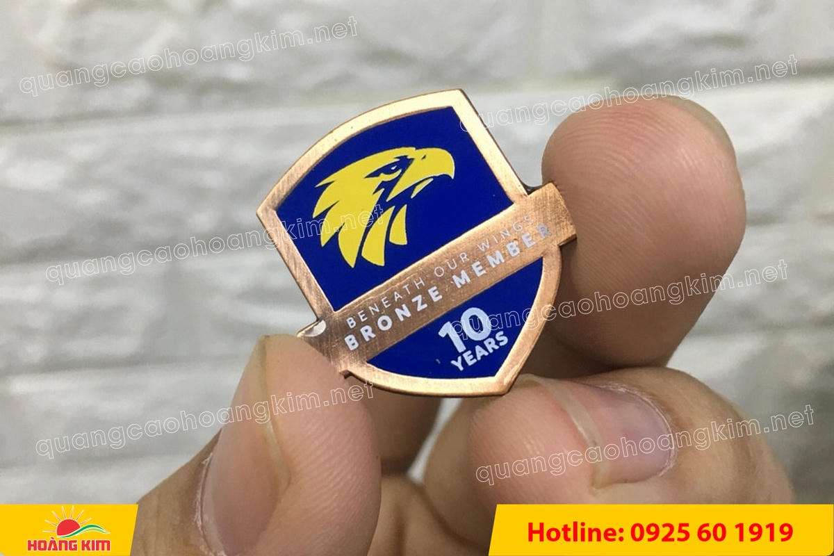 huy hieu duc ma vang 24k cat be theo hinh logo 2 - HUY HIỆU Đ&Uacute;C MẠ V&Agrave;NG 24K CẮT BẾ THEO LOGO CAO CẤP