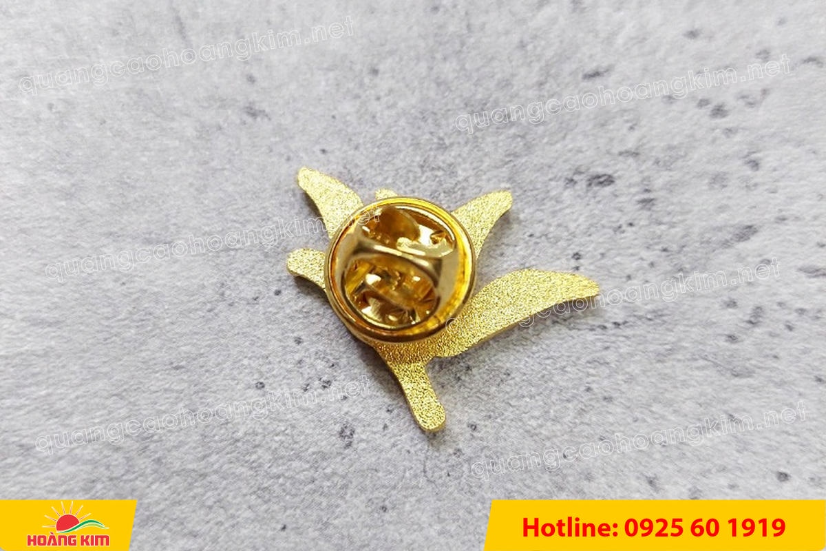 huy hieu duc ma vang 24k cat be theo hinh logo 239 - HUY HIỆU Đ&Uacute;C MẠ V&Agrave;NG 24K CẮT BẾ THEO LOGO CAO CẤP