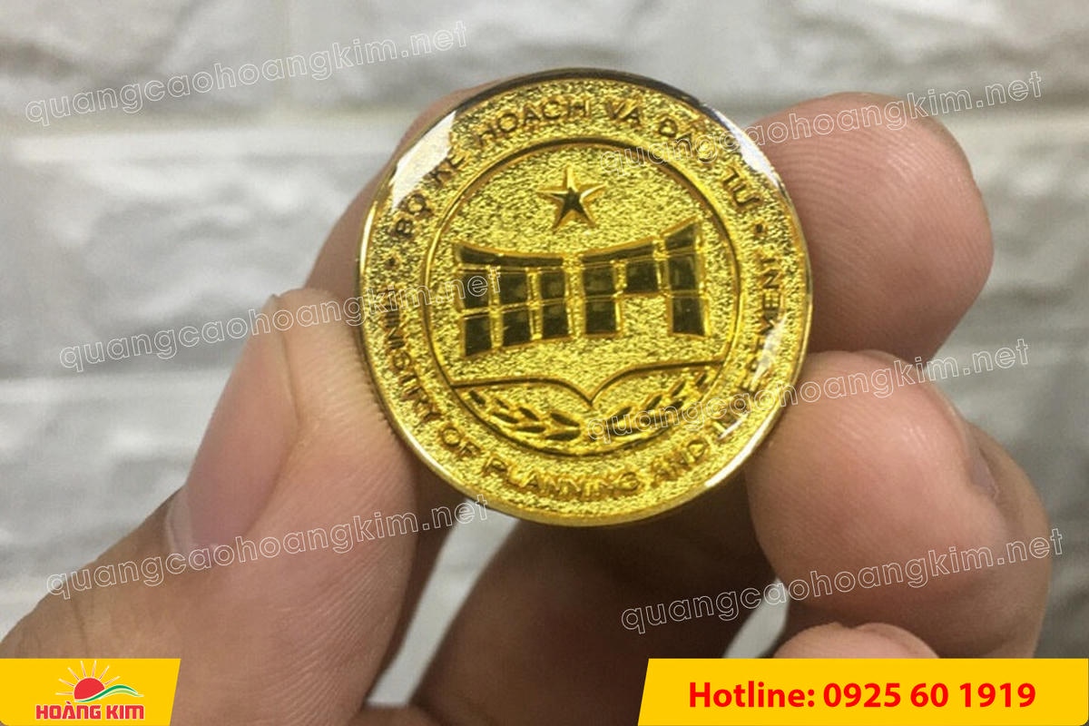 huy hieu duc ma vang an mon logo - HUY HIỆU Đ&Uacute;C MẠ V&Agrave;NG ĂN M&Ograve;N ĐỔ M&Agrave;U &ndash; SẮC N&Eacute;T TỪNG CHI TIẾT LOGO