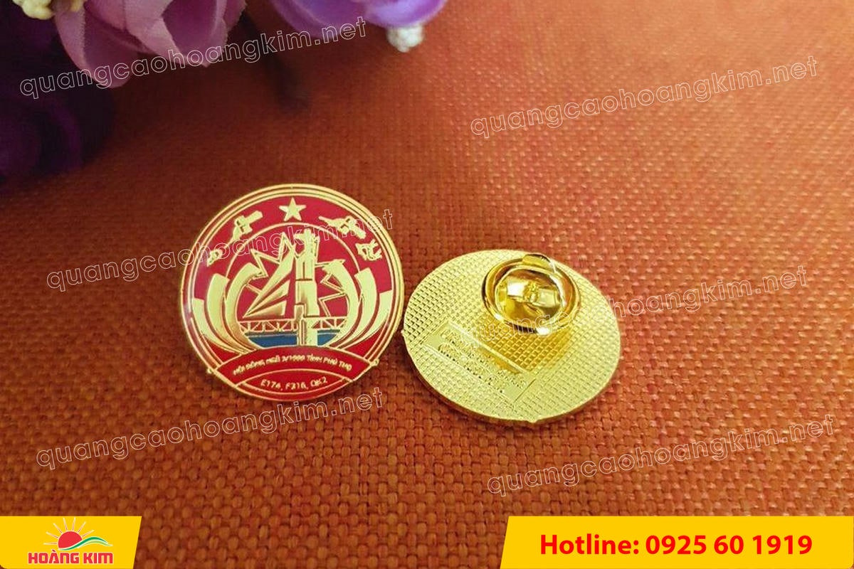 huy hieu duc ma vang an mon logo 45 1 - HUY HIỆU Đ&Uacute;C MẠ V&Agrave;NG ĂN M&Ograve;N ĐỔ M&Agrave;U &ndash; SẮC N&Eacute;T TỪNG CHI TIẾT LOGO