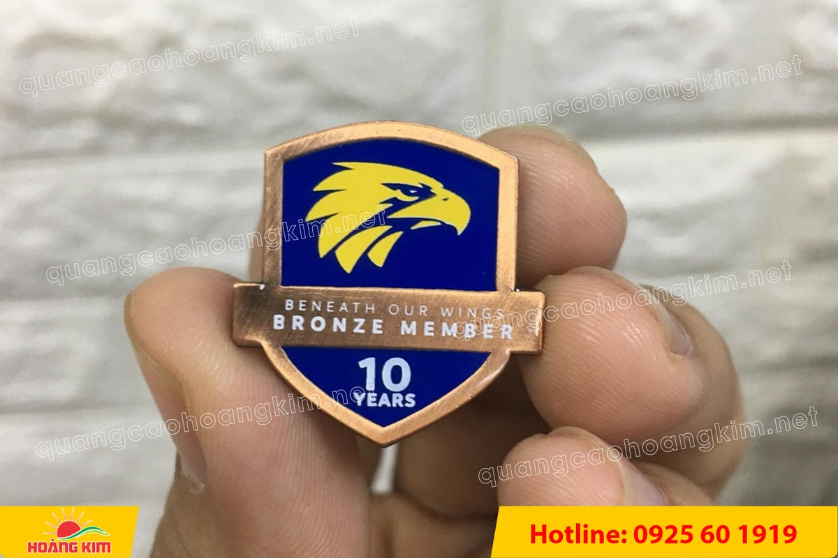 huy hieu duc ma vang an mon logo 86 - HUY HIỆU Đ&Uacute;C MẠ V&Agrave;NG ĂN M&Ograve;N ĐỔ M&Agrave;U &ndash; SẮC N&Eacute;T TỪNG CHI TIẾT LOGO