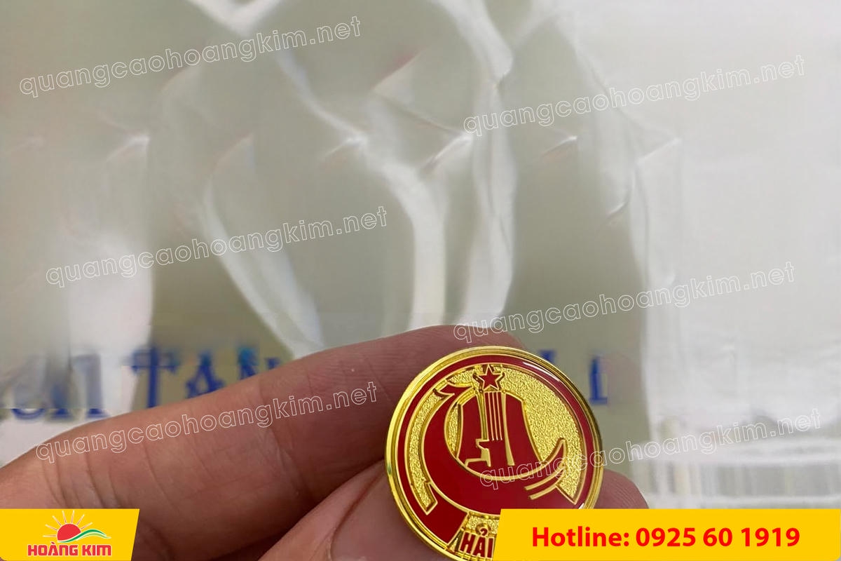 huy hieu duc ma vang dap noi 3d cao cap theo logo 70 - HUY HIỆU Đ&Uacute;C MẠ V&Agrave;NG DẬP NỔI 3D CAO CẤP THEO LOGO