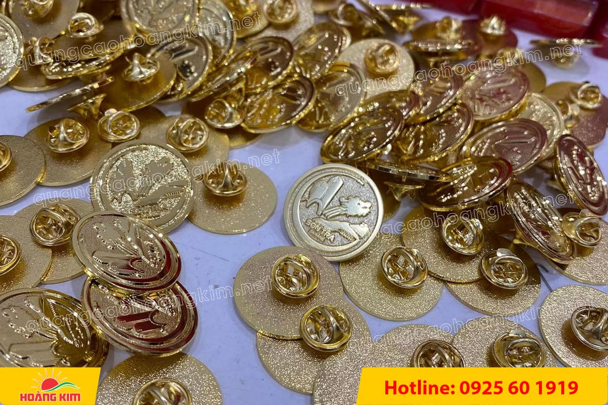 huy hieu logo duc cai ao nen vang si san ma vang 24k 100 - HUY HIỆU MẠ V&Agrave;NG 24K CAO CẤP &ndash; Đ&Uacute;C LOGO NỀN C&Aacute;T SẦN SANG TRỌNG