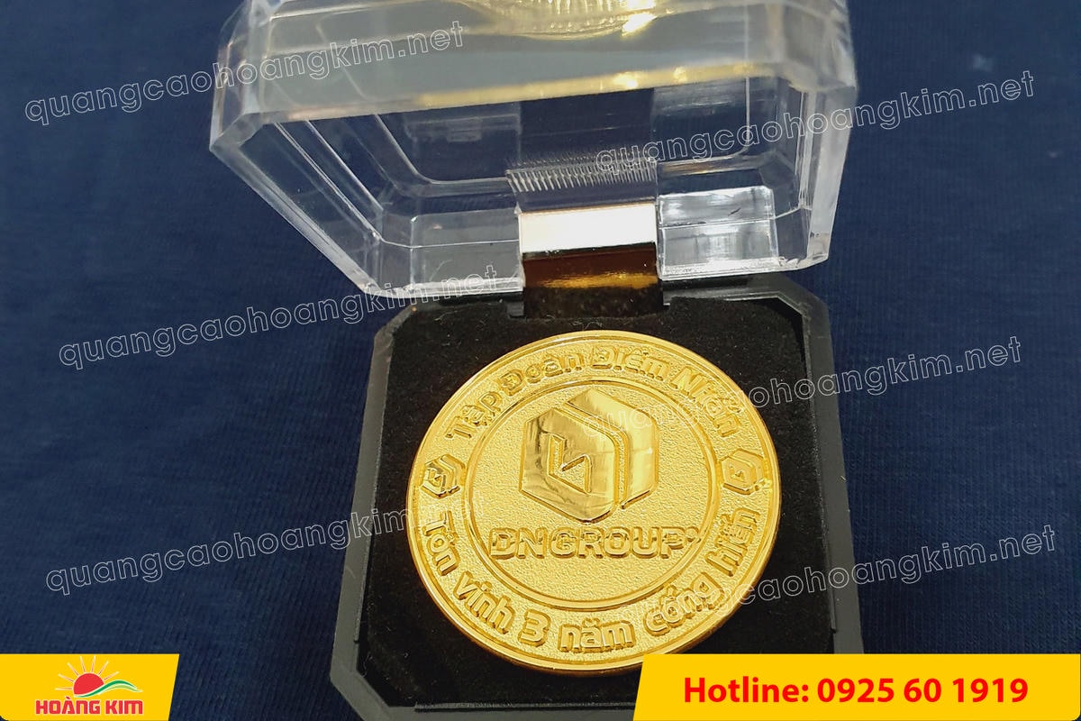 huy hieu logo duc cai ao nen vang si san ma vang 24k 102 1 - HUY HIỆU MẠ V&Agrave;NG 24K CAO CẤP &ndash; Đ&Uacute;C LOGO NỀN C&Aacute;T SẦN SANG TRỌNG