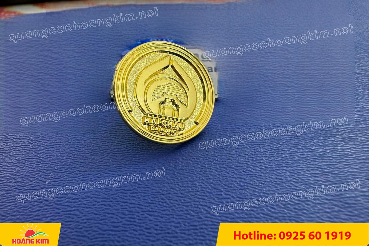 huy hieu logo duc cai ao nen vang si san ma vang 24k 106 1 - HUY HIỆU MẠ V&Agrave;NG 24K CAO CẤP &ndash; Đ&Uacute;C LOGO NỀN C&Aacute;T SẦN SANG TRỌNG