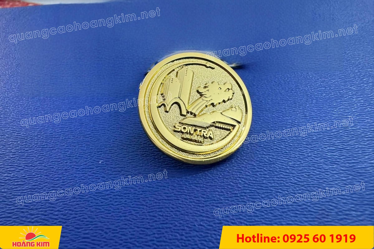 huy hieu logo duc cai ao nen vang si san ma vang 24k 107 - HUY HIỆU MẠ V&Agrave;NG 24K CAO CẤP &ndash; Đ&Uacute;C LOGO NỀN C&Aacute;T SẦN SANG TRỌNG