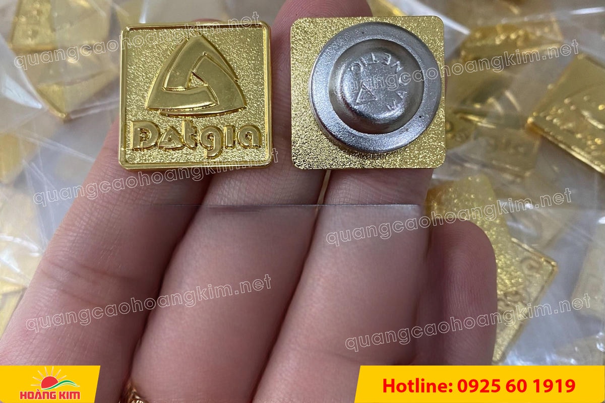 huy hieu logo duc cai ao nen vang si san ma vang 24k 109 - HUY HIỆU MẠ V&Agrave;NG 24K CAO CẤP &ndash; Đ&Uacute;C LOGO NỀN C&Aacute;T SẦN SANG TRỌNG