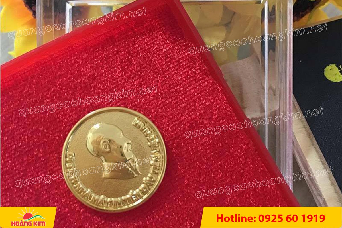 huy hieu logo duc cai ao nen vang si san ma vang 24k 11 - HUY HIỆU MẠ V&Agrave;NG 24K CAO CẤP &ndash; Đ&Uacute;C LOGO NỀN C&Aacute;T SẦN SANG TRỌNG