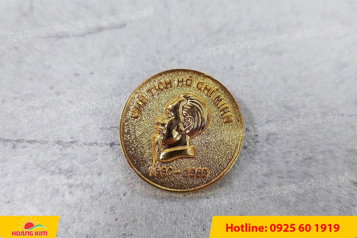 huy hieu logo duc cai ao nen vang si san ma vang 24k 110 1 - HUY HIỆU MẠ V&Agrave;NG 24K CAO CẤP &ndash; Đ&Uacute;C LOGO NỀN C&Aacute;T SẦN SANG TRỌNG