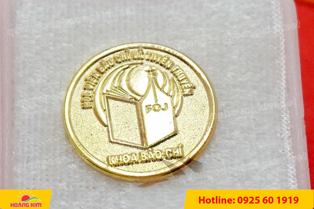 huy hieu logo duc cai ao nen vang si san ma vang 24k 116 - HUY HIỆU MẠ V&Agrave;NG 24K CAO CẤP &ndash; Đ&Uacute;C LOGO NỀN C&Aacute;T SẦN SANG TRỌNG