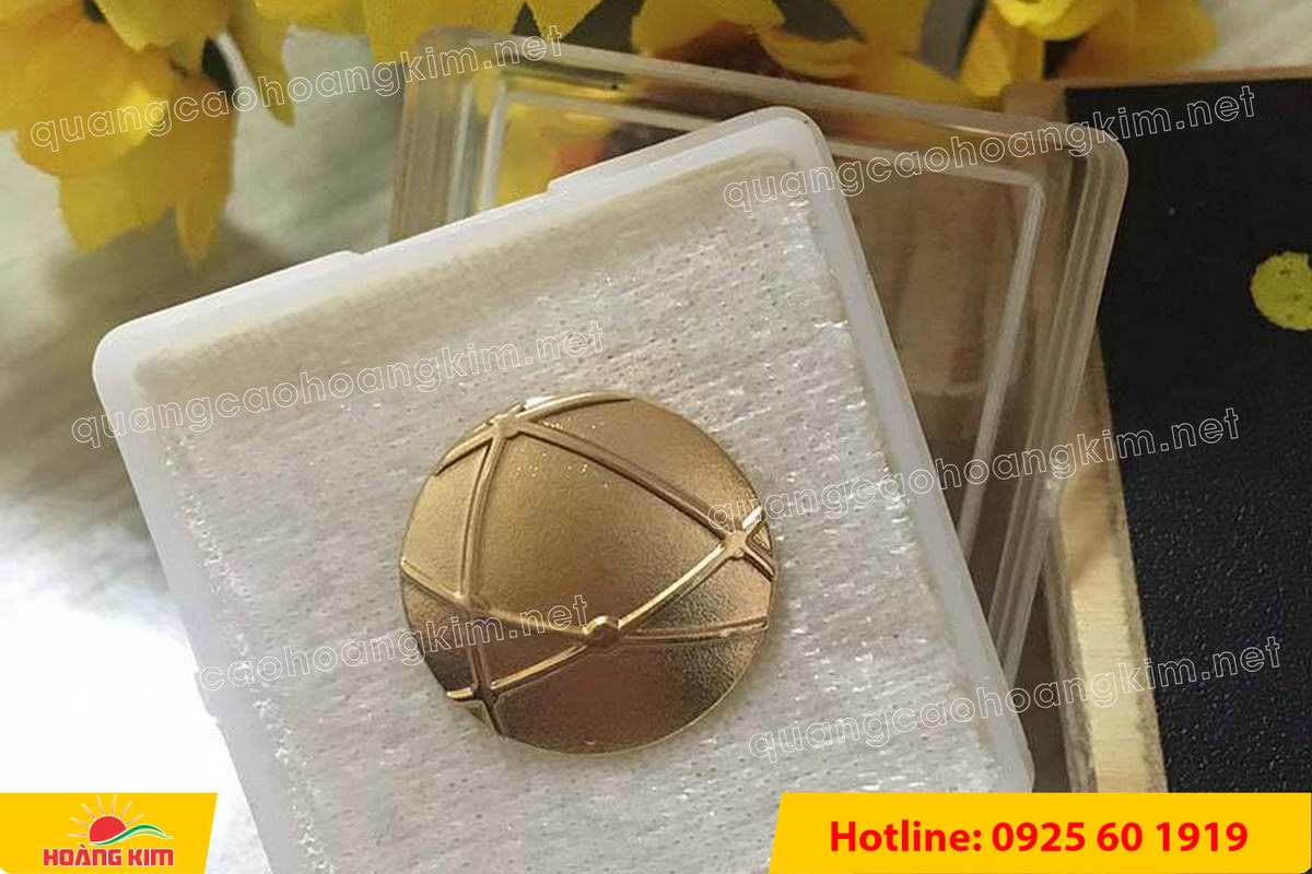 huy hieu logo duc cai ao nen vang si san ma vang 24k 12 - HUY HIỆU MẠ V&Agrave;NG 24K CAO CẤP &ndash; Đ&Uacute;C LOGO NỀN C&Aacute;T SẦN SANG TRỌNG