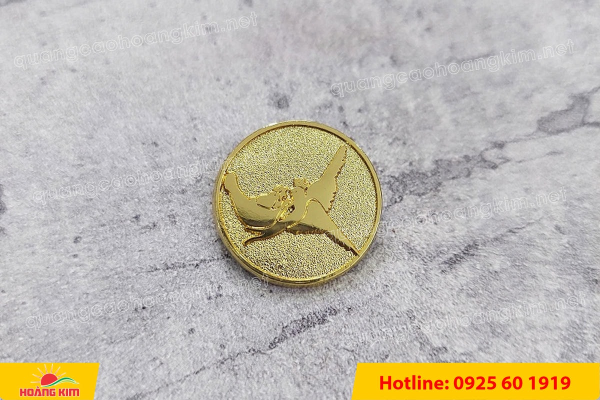 huy hieu logo duc cai ao nen vang si san ma vang 24k 124 - HUY HIỆU MẠ V&Agrave;NG 24K CAO CẤP &ndash; Đ&Uacute;C LOGO NỀN C&Aacute;T SẦN SANG TRỌNG