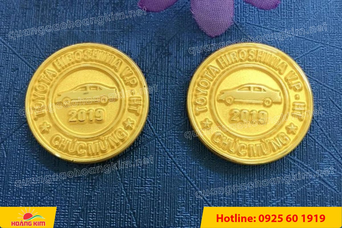 huy hieu logo duc cai ao nen vang si san ma vang 24k 127 - HUY HIỆU MẠ V&Agrave;NG 24K CAO CẤP &ndash; Đ&Uacute;C LOGO NỀN C&Aacute;T SẦN SANG TRỌNG