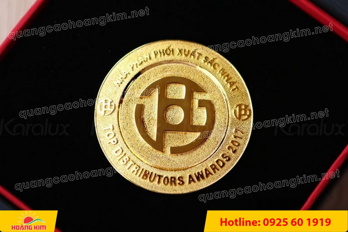 huy hieu logo duc cai ao nen vang si san ma vang 24k 128 - HUY HIỆU MẠ V&Agrave;NG 24K CAO CẤP &ndash; Đ&Uacute;C LOGO NỀN C&Aacute;T SẦN SANG TRỌNG