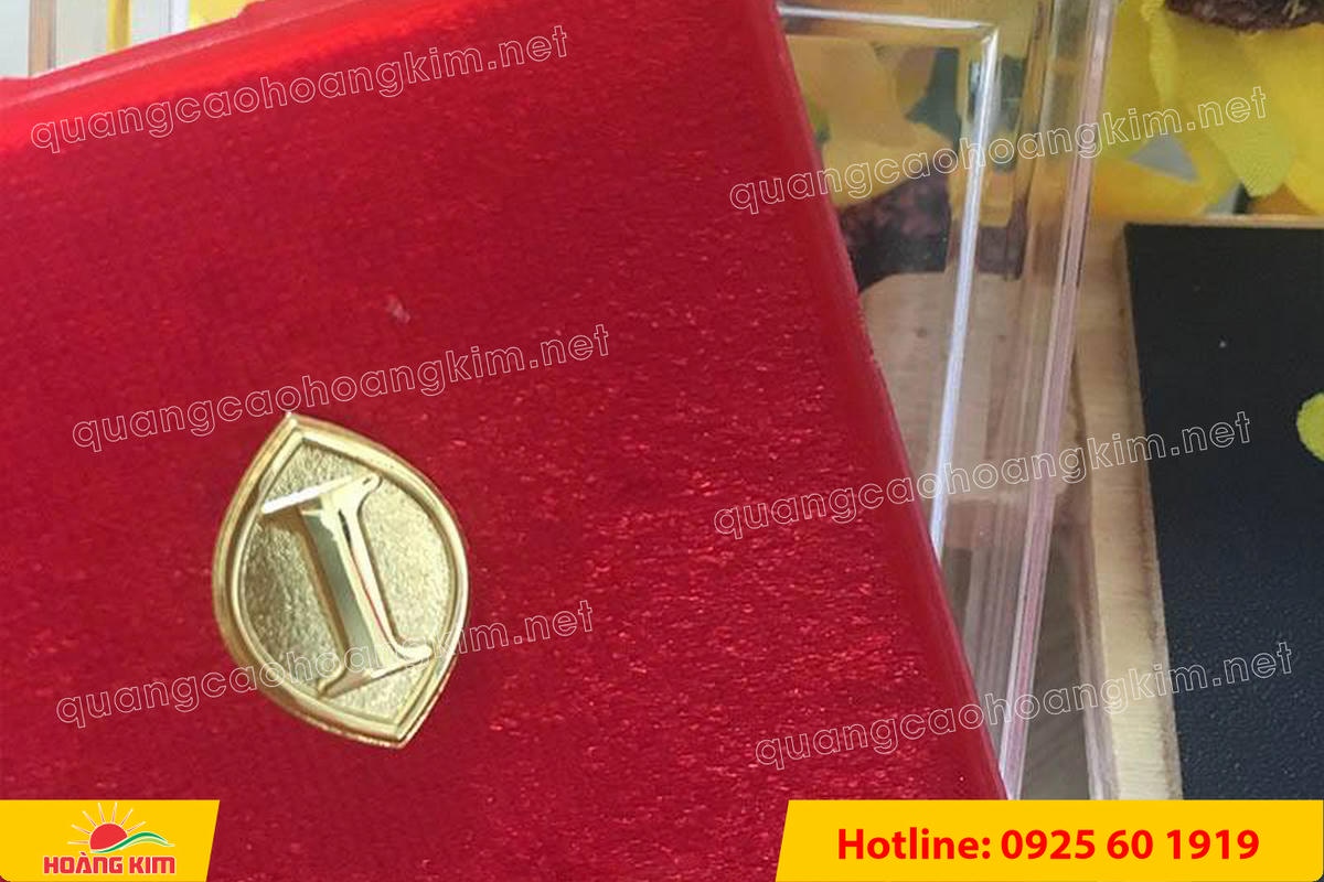 huy hieu logo duc cai ao nen vang si san ma vang 24k 13 - HUY HIỆU MẠ V&Agrave;NG 24K CAO CẤP &ndash; Đ&Uacute;C LOGO NỀN C&Aacute;T SẦN SANG TRỌNG