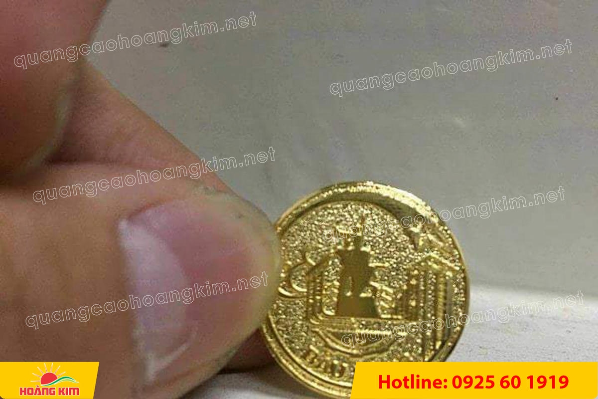 huy hieu logo duc cai ao nen vang si san ma vang 24k 135 - HUY HIỆU MẠ V&Agrave;NG 24K CAO CẤP &ndash; Đ&Uacute;C LOGO NỀN C&Aacute;T SẦN SANG TRỌNG