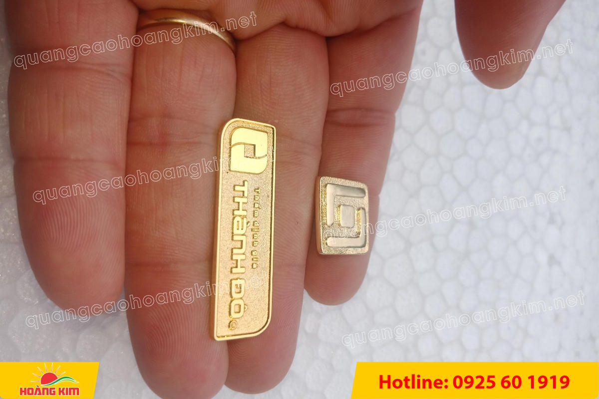 huy hieu logo duc cai ao nen vang si san ma vang 24k 140 - HUY HIỆU MẠ V&Agrave;NG 24K CAO CẤP &ndash; Đ&Uacute;C LOGO NỀN C&Aacute;T SẦN SANG TRỌNG