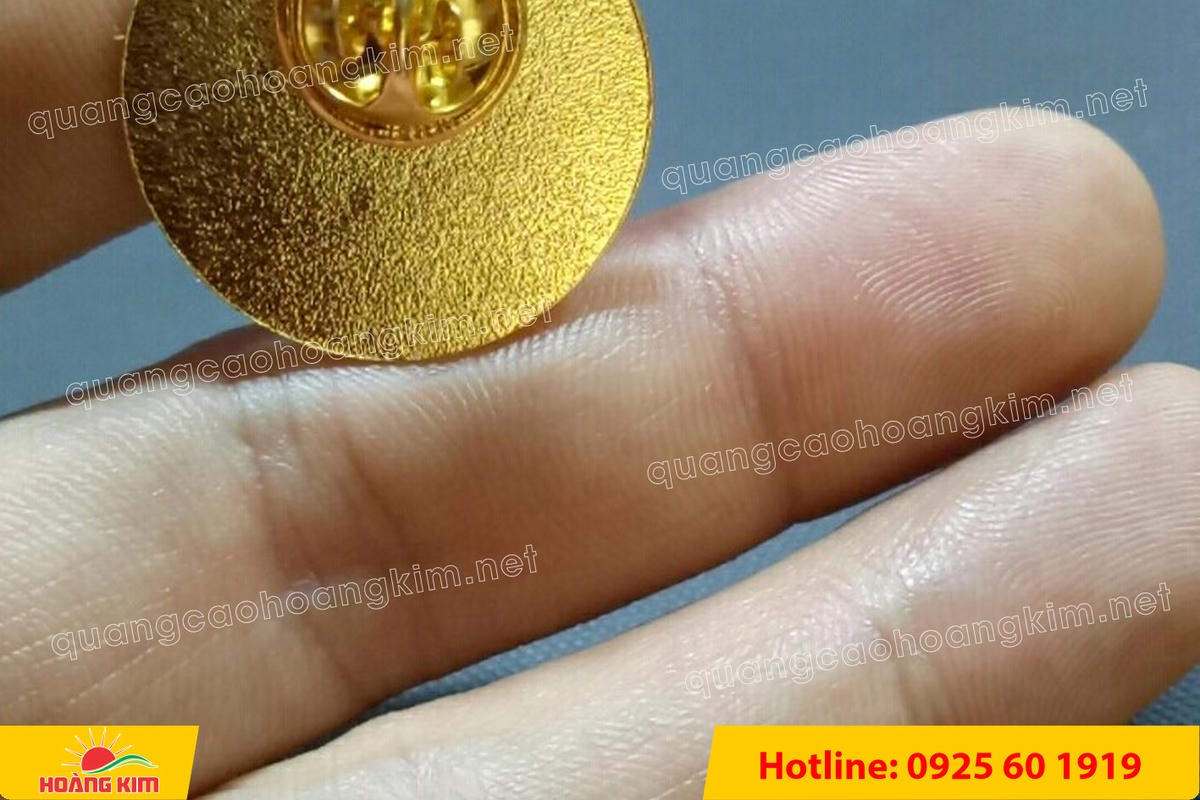 huy hieu logo duc cai ao nen vang si san ma vang 24k 144 - HUY HIỆU MẠ V&Agrave;NG 24K CAO CẤP &ndash; Đ&Uacute;C LOGO NỀN C&Aacute;T SẦN SANG TRỌNG